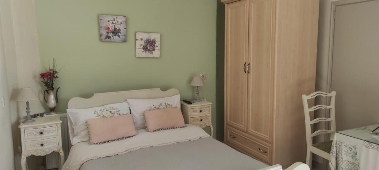 Erato In Apartment *