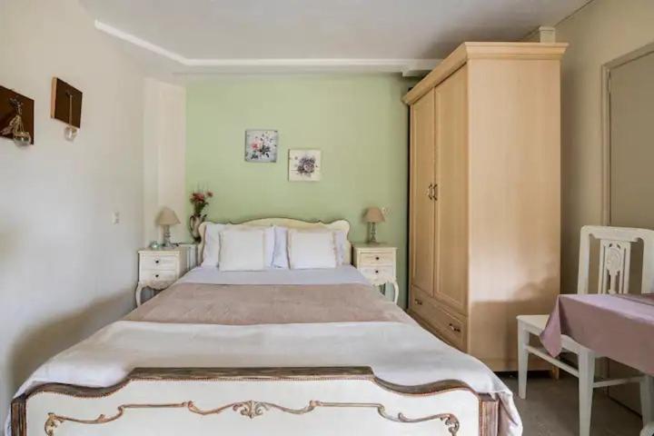 Erato In Apartment